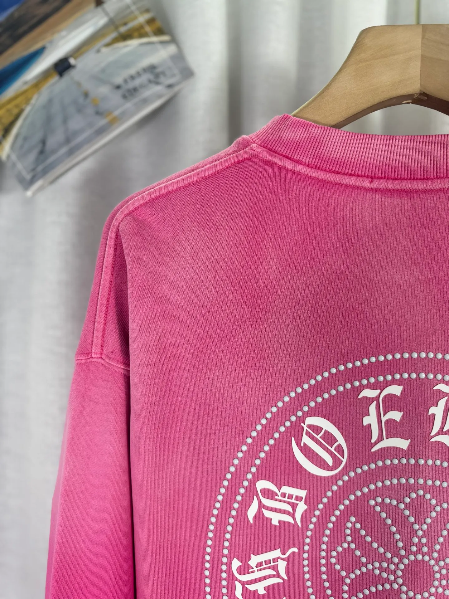 P280 top version, real shot without P, ​​different from market currency) 𝗖𝗵𝗿𝗼𝗺𝗲 𝗛𝗲𝗮𝗿𝘁𝘀/Croxin 2025 Autumn and Winter New Original Single Counter American 3D Rivets and Drill Couple Casual Sweater 👑The highest version! Customized fabric 430g tripe terry fabric! American-style pickled and distressed original fabric, laser-burned flowers, rivets and diamonds, exquisite embroidery of letters! The best-selling model in the counter, very comfortable to wear. Accessories: original molded and authenticated collar label➕100% silk wash label. Genuine purchase-grade original hangtag➕matching hanging rope➕3D hanging beads➕original packaging bag. Craftsmanship: The original version has consistent wiring! The highest version of the armhole matching technique! Color: Pink Black Green Purple Size: S M L XL Style Number: 25-363
